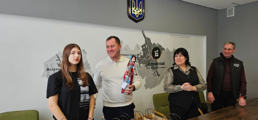 Міський голова Борислава приймає дітей з Селідівської громади, у руках тримає ляльку-мотанку.