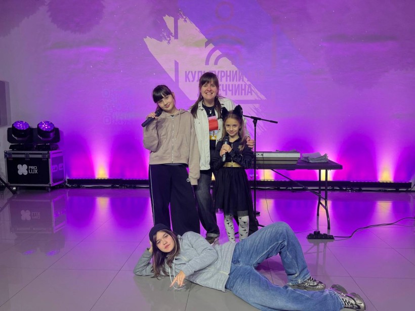 Юні вокалісти з мікрофонами на музичному занятті