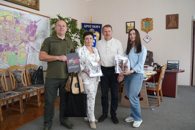 Делегації обмінюються подарунками