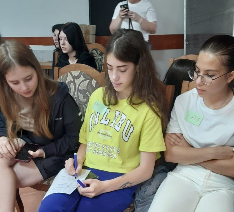Дівчата занотовують отриману інформацію