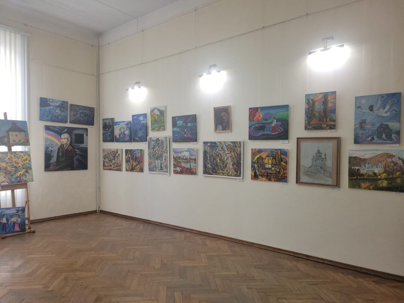 Загальний вигляд художньої експозиції з десятками робіт у галереї