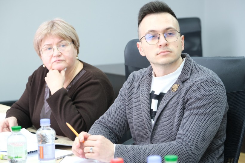 Представниця влади та  представник громадської організації.