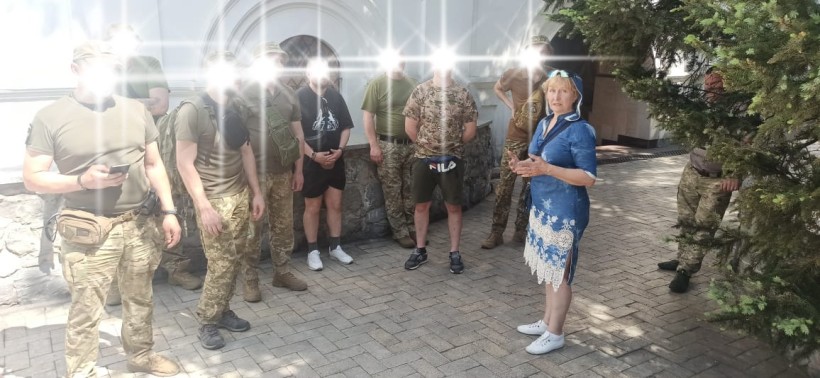 Військовослужбовці у дворі заповідника з гідом