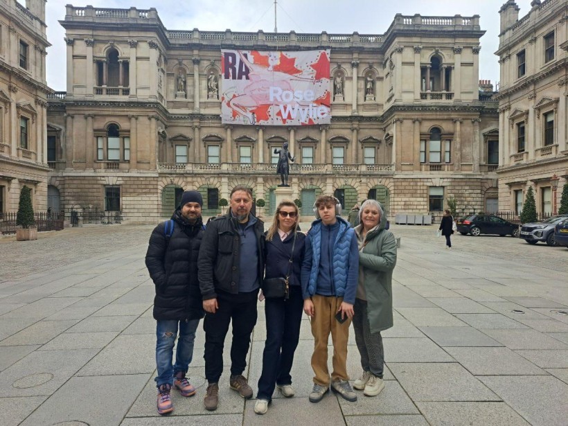 Представники театру на фоні Royal Academy of Arts
