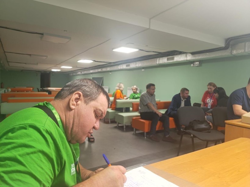 Учасники тренінгу з протидронової безпеки під час занять в укритті: інструктор демонструє обладнання, слухачі уважно спостерігають та роблять нотатки