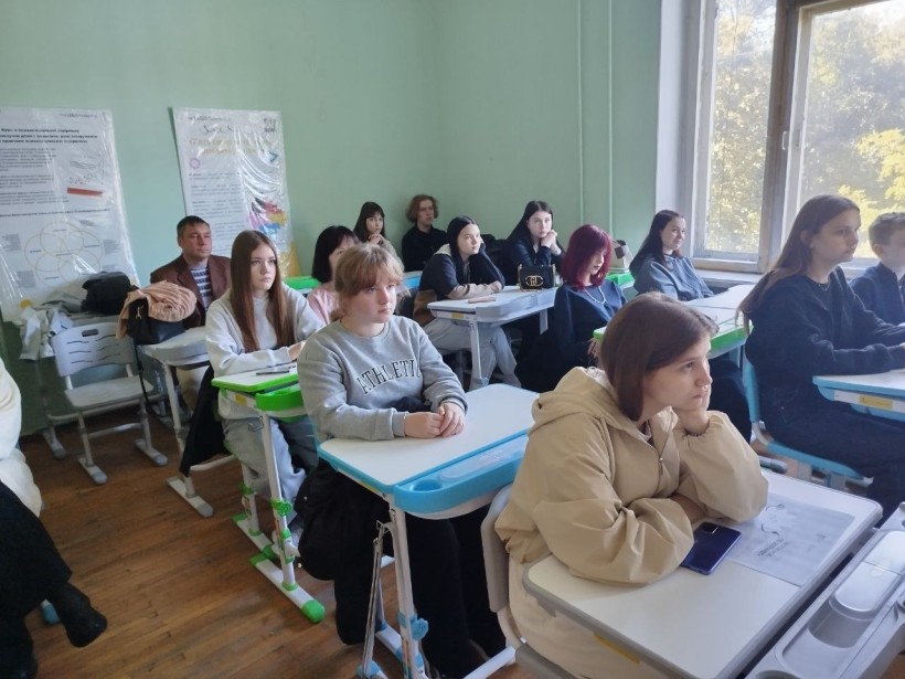 Учні та студенти слухають лекцію про підтримку у кризових ситуаціях.