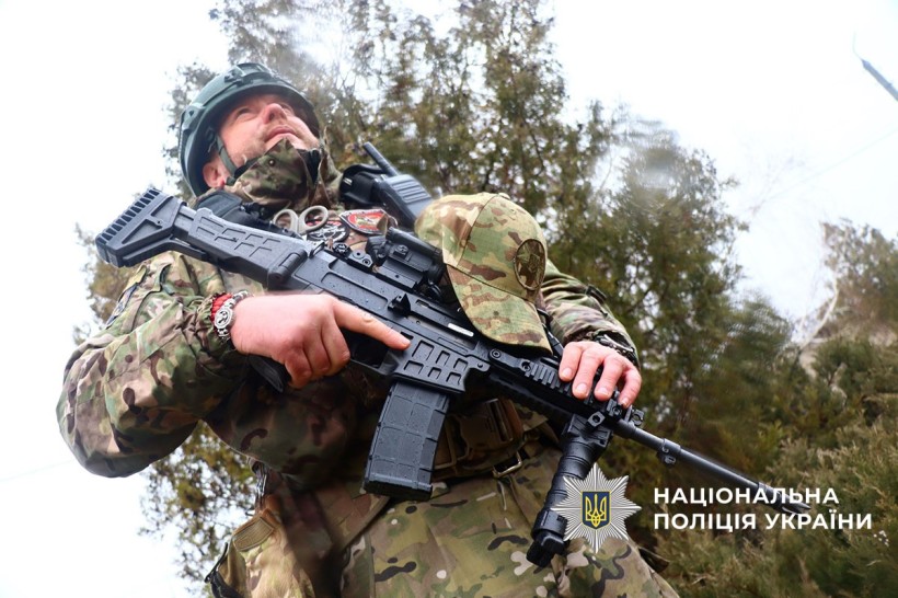 Поліцейський зі зброєю чатує дрони