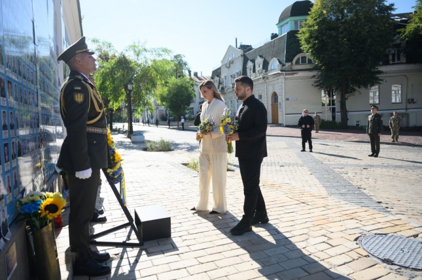 Президент і перша леді вшановують пам’ять полеглих воїнів