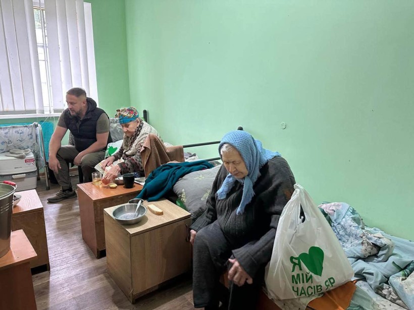 Представник Часовоярської МВА спілкується з мешканцями Будинку ветеранів
