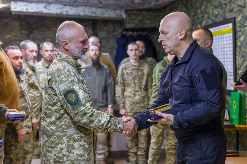 Вадим Філашкін нагороджує прикордонника