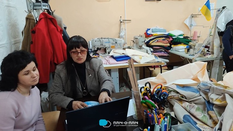Викладач показує студентці, як працювати з одягом