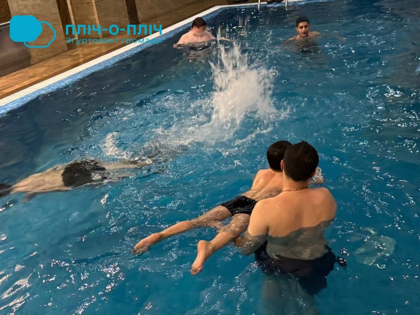Активний відпочинок у басейні для дітей Донеччини. Діти пірнають, та навчаються плавати разом з дорослим.