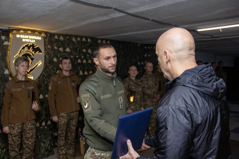 Вадим Філашкін нагороджує бійців 18-ої Слов'янської бригади НГУ