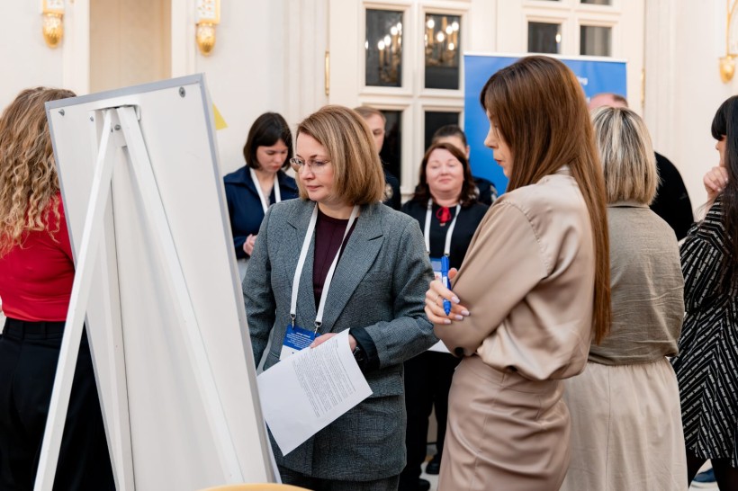 Вікторія Точена пише на дошці маркером під час роботи в підгрупах