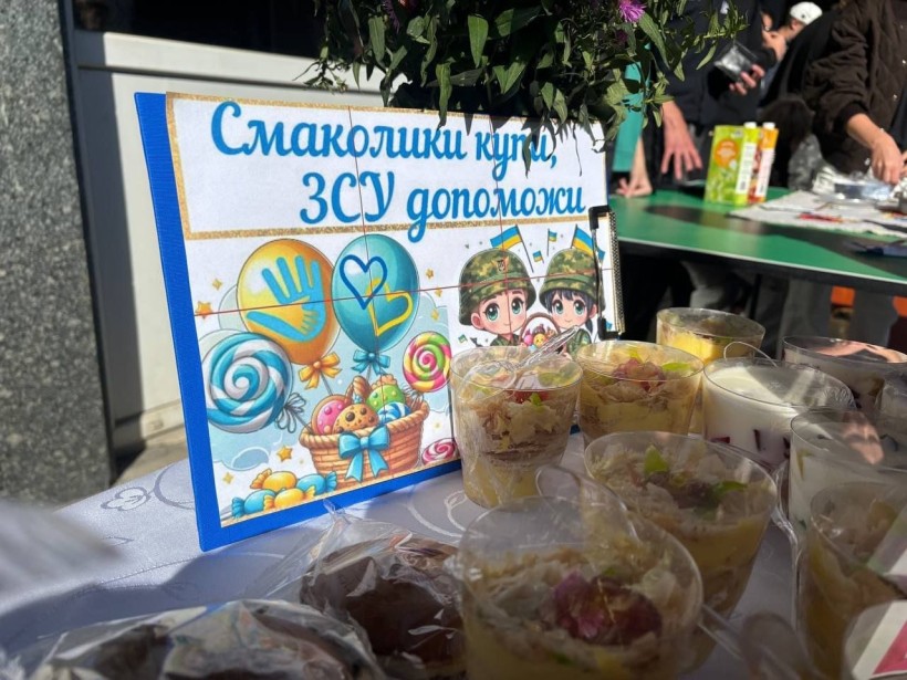 Діти та освітяни Донеччини під час заходу, що присвячений українським захисникам