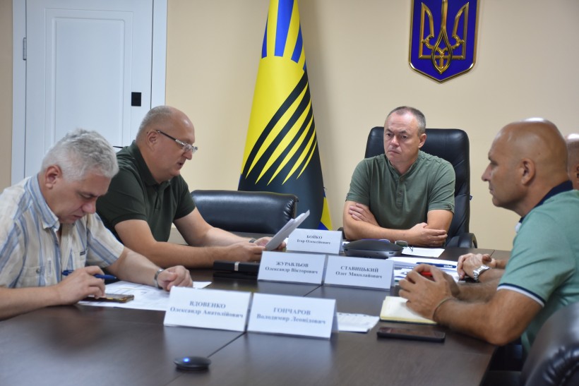 Звіт голови Лиманської громади перед робочої групи. Ігор Бойко во голові стола, уважно слухає.