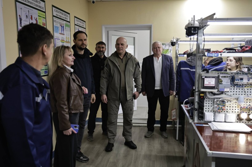 Вадим Філашкін оглядає релокований заклад освіти