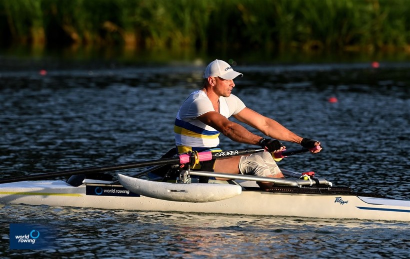 Роман Полянський у човні на змагальній дистанції чемпіонату світу з пара веслування