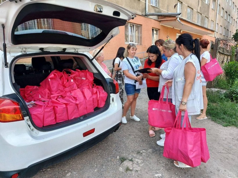 ГО «Рада жінок Донеччини» надає гуманітарну допомогу переселенкам, які перебувають у м. Мукачево.