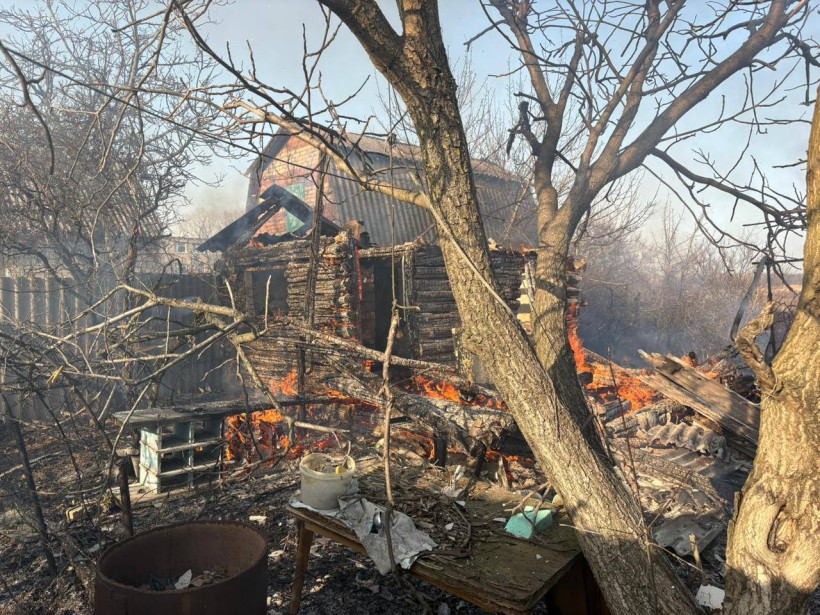 Пошкоджені будинки та пожежа після ворожого обстрілу