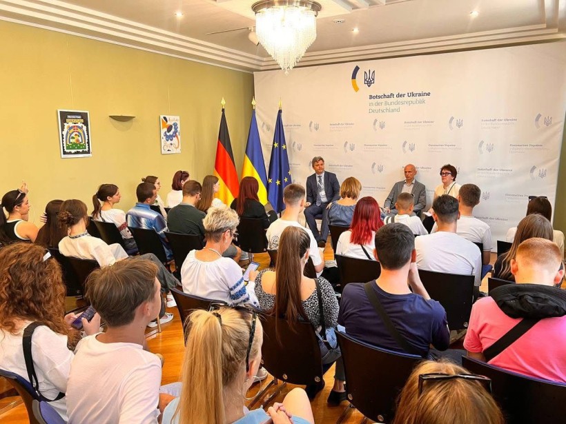 Українські учні під час зустрічі в Посольстві України в Німеччині з дипломатами та представниками громади.