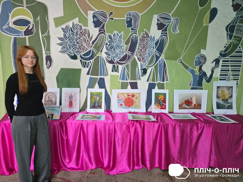 Юна художниця з Бахмута на своїй виставці