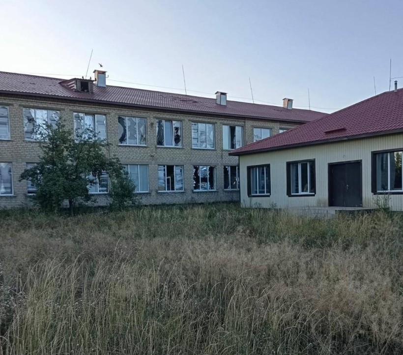 Пошкоджена будівля школи з вибитими вікнами