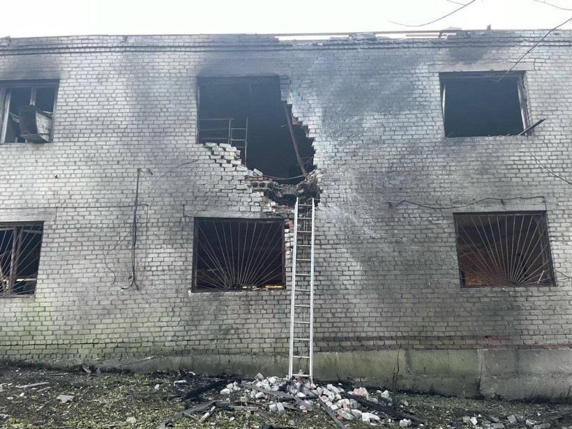 Обгоріла та зруйнована будівля після обстрілу російських окупантів.