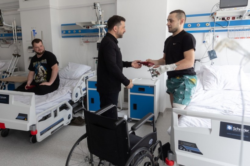 На Рівненщині Володимир Зеленський зустрівся з пораненими захисниками та відзначив їх державними нагородами