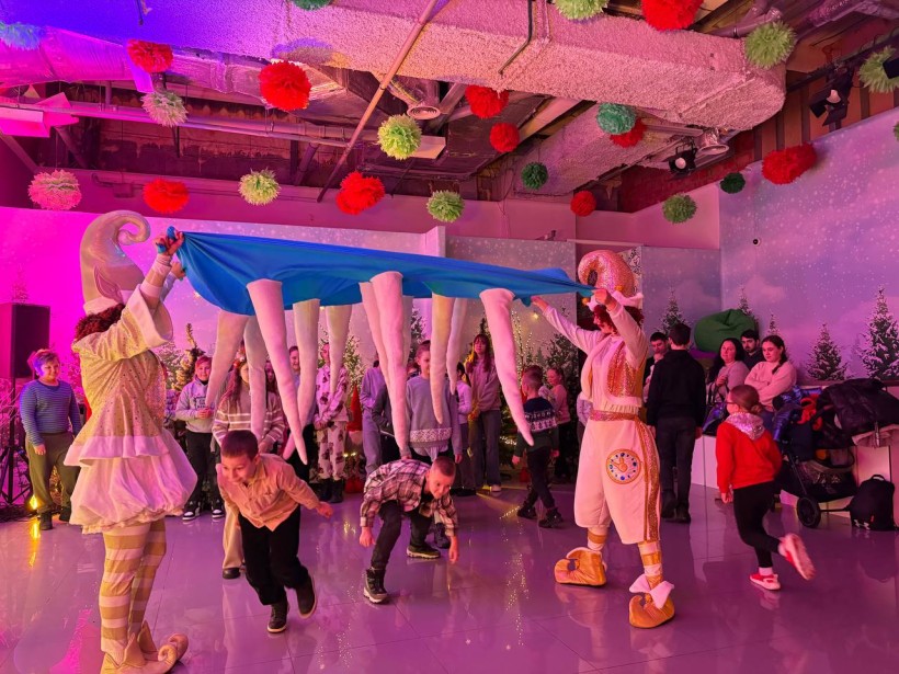 Веселі різдвяні ігри для дітей з Донецької області проходять у культурному хабі «Донеччина»