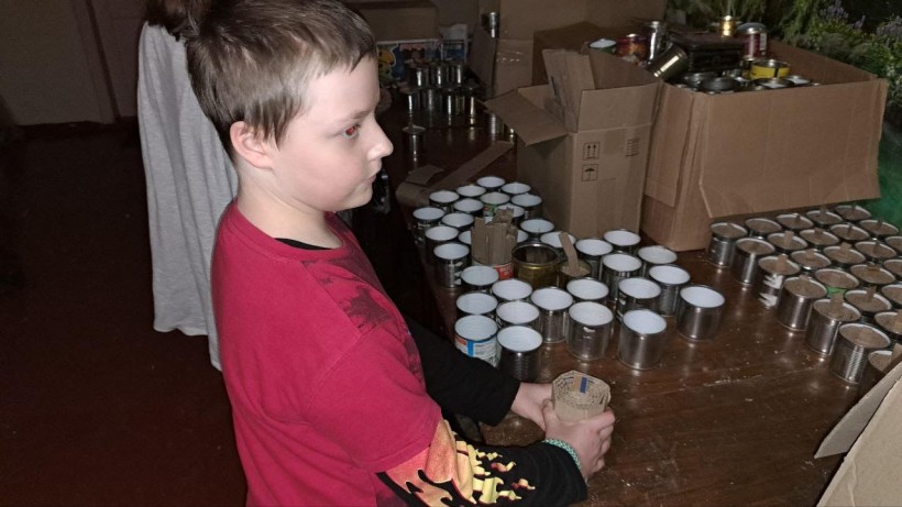 Вихованець Донецького обласного центру туризму та краєзнавства працює над виготовленням окопної свічки.