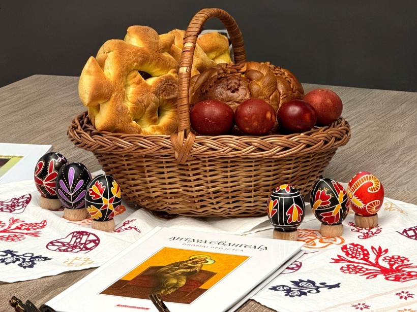 Учасики заходу створюють великодні символи