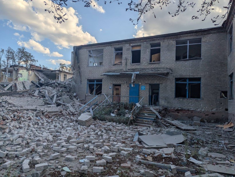 Зруйнована окупантами адміністративна будівля