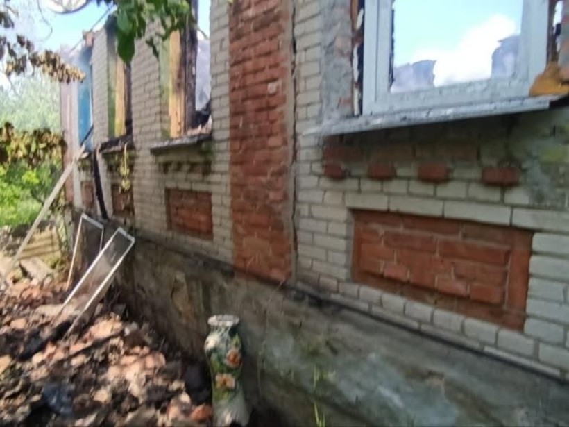 Пошкоджений будинок після ворожого обстрілу