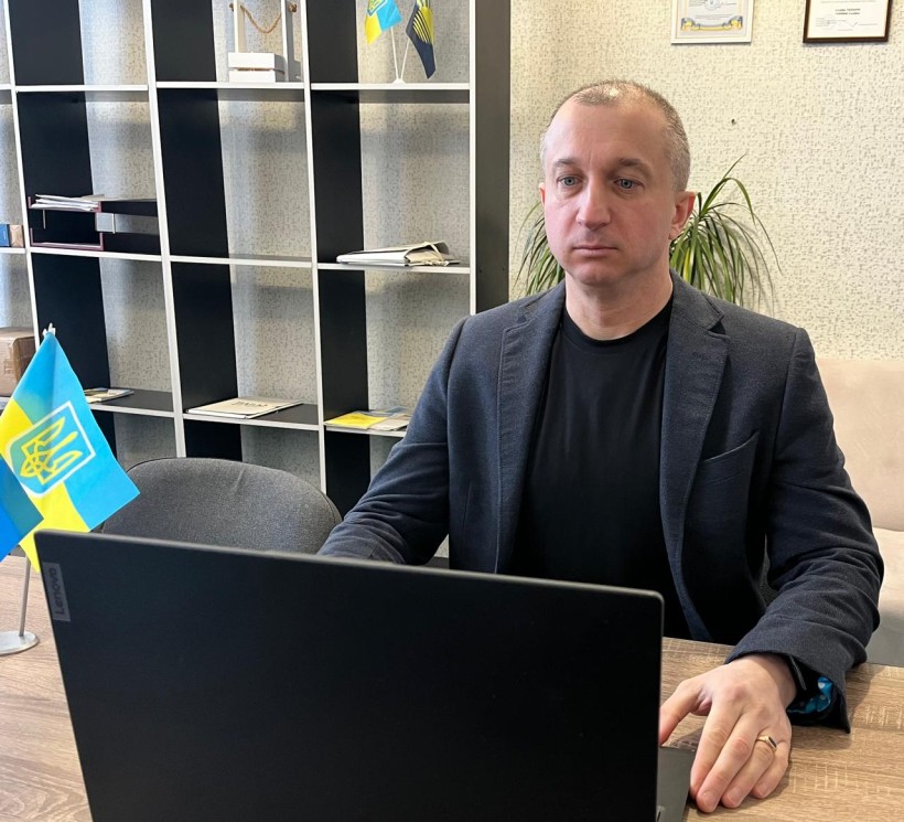 Заступник голови Бахмутської міської військової адміністрації Родін Сергій розповідає про забезпечення державними і додатковими соціальними гарантіями ветеранів війни, військовослужбовців, сімей загиблих (померлих або визнаних такими, що пропали безвісті) військовослужбовців, задоволення потреб важкопоранених військовослужбовців, які перебувають на лікуванні в Київській області та проблемні питання, які виникали під час супроводу важкопоранених військовослужбовців, звільнених з полону 05.02.2026 у м. Бахмут