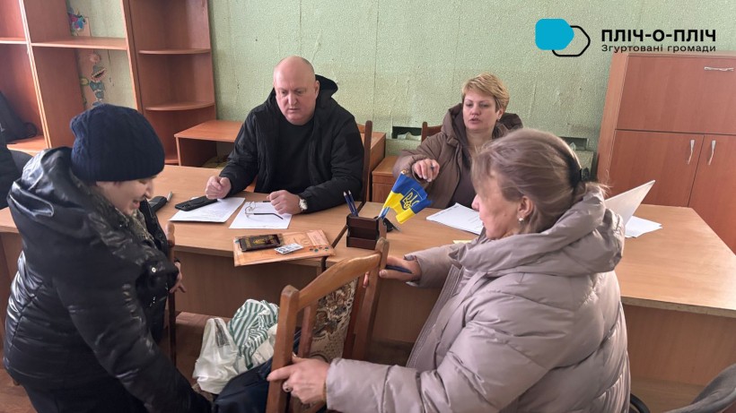 Начальник Лиманської мііської військової адміністрації Олександр Журавльов на зустрічі з мешканцями громади.