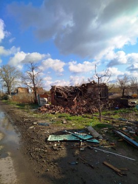 Будинок та подвір'я, зруйновані в приватному секторі окупантами.