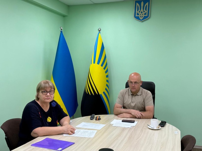 Перший заступник голови Донецької ОДА Юрій Винокуров та заступниця директора департаменту житлово-комунальних послуг Наталія Гусєва проводять засідання комісії