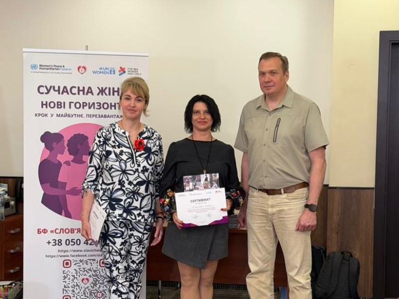 ⁠Вручення сертифікатів учасницям тренінгу