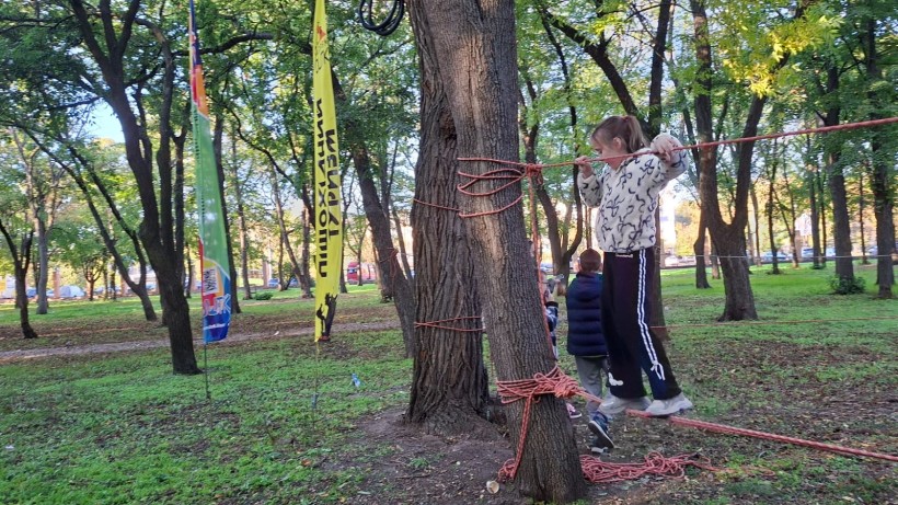 Діти Донеччини під час спортивних активностей на свіжому повітрі
