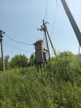 Електропідстанція, пошкоджена ворожим обстрілом.