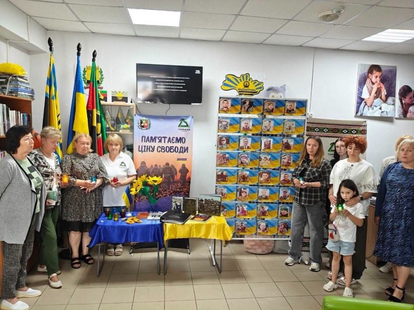Відвідувачі гуманітарного центру «З Торецьком у серці» у м. Черкаси під час вечора – реквієму «Вічний вогонь пам’яті» вшанували пам’ять загиблих воїнів.