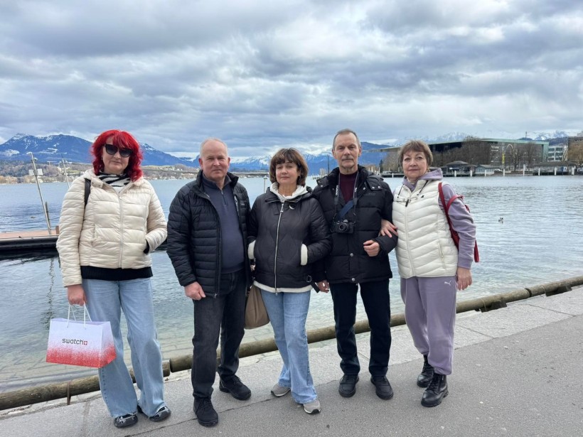 Представники коледжу на фоні краєвидів Швейцарії, видно гори та море