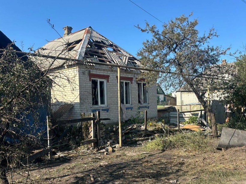 Пошкоджений будинок після ворожого обстрілу
