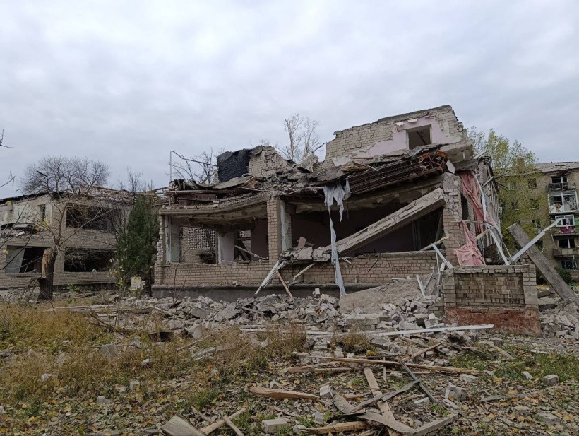 Адміністративна будівля, зруйнована ворожим обстрілом
