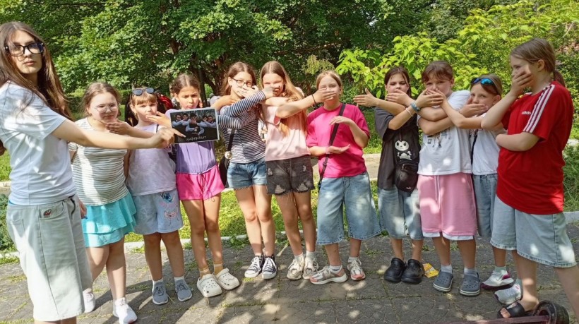 Дівчата відтворюють позу з фільмів по фотографії