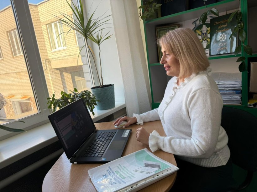 Начальник відділу обслуговування громадян #11(сервісний центр( управління обслуговування громадян Головного управління Пенсійного фонду України в Донецькій області Юлія Милова розповідає про надання пільг ветеранам війни