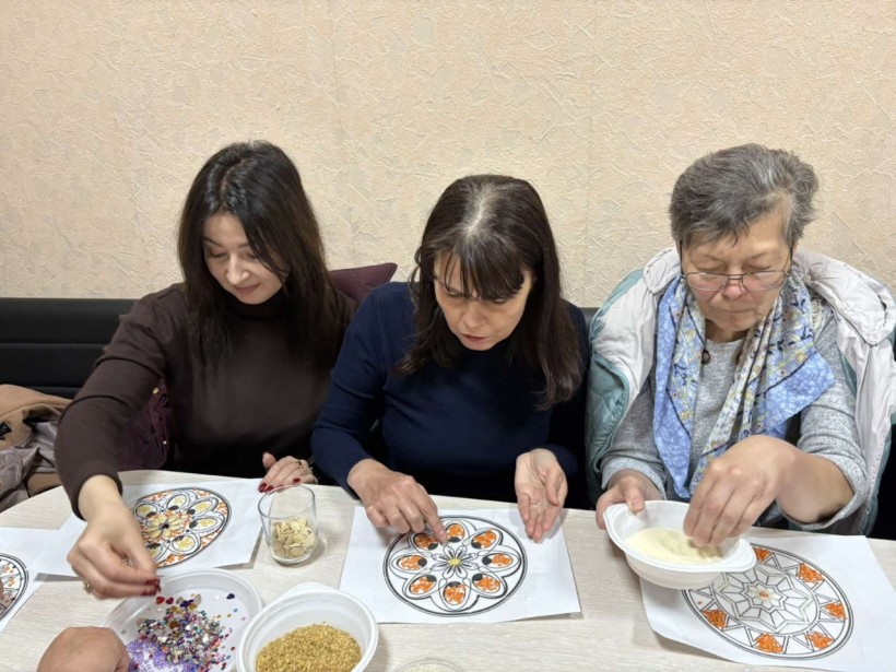 Освітянки Добропілля під час тренінгу з мандала-терапії занурені в процес створення власних творчих робіт.