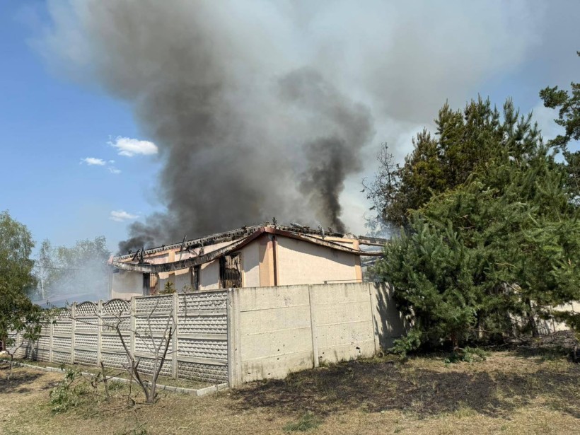 Пожежа в одноповерховій будівлі після ворожого обстрілу.