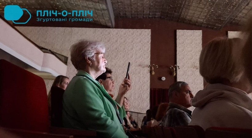 Глядачі в залі чекають на концерт